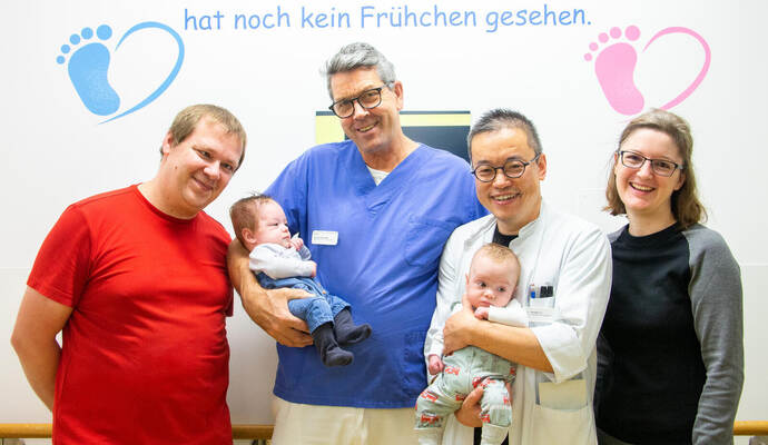 Zwei kleine Wunder, eine große Teamleistung (von links): Papa Michael, Dr. Kai Siedler, Chefarzt der Kinder- und Jugendmedizin, Zwei kleine Wunder, eine große Teamleistung (von links): Papa Michael, Dr. Kai Siedler, Chefarzt der Kinder- und Jugendmedizin, mit Jonas, Dr. Shaojian Ji,der leitende Oberarzt der Frauenheilkunde und Geburtshilfe, mit Robin, sowie Mama Carina.