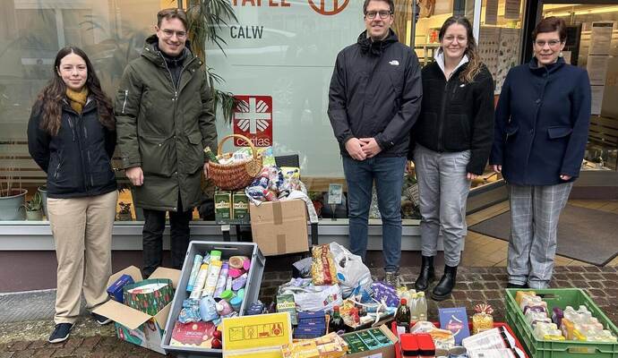 Vor Weihnachten hat die Junge Union die Lebensmittel aus dem Adventskalender an Emil Weiß von der Caritas (Dritter von rechts) ü Vor Weihnachten hat die Junge Union die Lebensmittel aus dem Adventskalender an Emil Weiß von der Caritas (Dritter von rechts) übergeben.