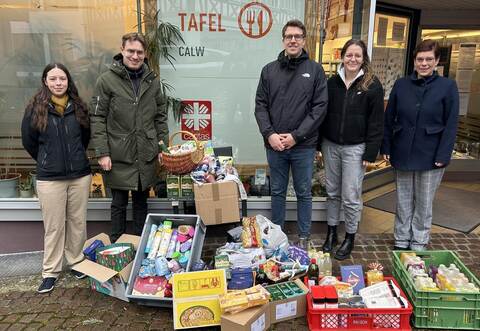 Vor Weihnachten hat die Junge Union die Lebensmittel aus dem Adventskalender an Emil Weiß von der Caritas (Dritter von rechts) übergeben.