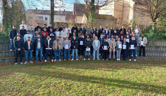 Rund 100 Schulabgängerinnen und Schulabgänger sind an der Kaufmännischen und Gewerblichen Berufsschule in Mühlacker gebührend ve Rund 100 Schulabgängerinnen und Schulabgänger sind an der Kaufmännischen und Gewerblichen Berufsschule in Mühlacker gebührend verabschiedet worden.