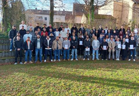 Rund 100 Schulabgängerinnen und Schulabgänger sind an der Kaufmännischen und Gewerblichen Berufsschule in Mühlacker gebührend verabschiedet worden.