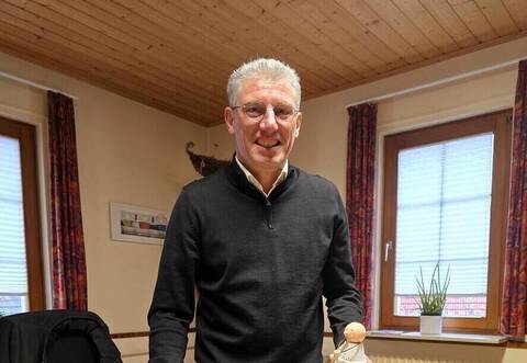 Carsten Lachenauer räumt seinen Schreibtisch im Rathaus.