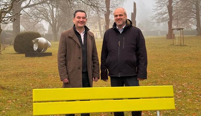 Diese Bank darf bleiben: Wie Matthias Leyn (rechts) Klaus Mack berichtet, werden die Sitzgelegenheiten im Schömberger Kurpark be Diese Bank darf bleiben: Wie Matthias Leyn (rechts) Klaus Mack berichtet, werden die Sitzgelegenheiten im Schömberger Kurpark bereits regelmäßig hinsichtlich der Verkehrssicherungspflicht überprüft.