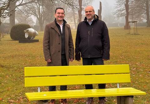 Diese Bank darf bleiben: Wie Matthias Leyn (rechts) Klaus Mack berichtet, werden die Sitzgelegenheiten im Schömberger Kurpark bereits regelmäßig hinsichtlich der Verkehrssicherungspflicht überprüft.