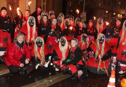 Ein stimmungsvolles und traditionsreiches Spektakel bot sich zum Auftakt in die5. Jahreszeit beim Narrenbund Schellau am Dreikönigstag unter dem Schellbronner Narrenbaum mit den Schellenhexen.