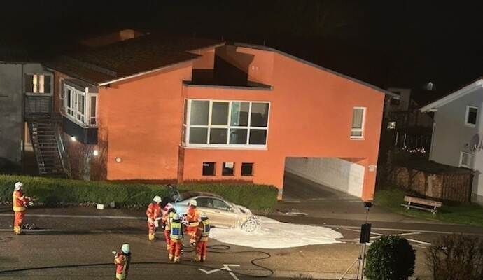 Binnen weniger Minuten hat die Kieselbronner Feuerwehr den Brand gelöscht. Binnen weniger Minuten hat die Kieselbronner Feuerwehr den Brand gelöscht.