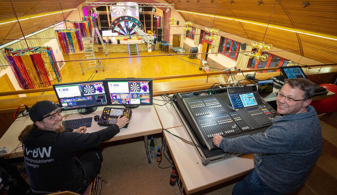 Er hatte am Regiepult alles im Griff: Tobias Stricker von TV-BW, der den Live-Stream vom Dartsturnier gemacht hat – hier am Tag vor dem Start.