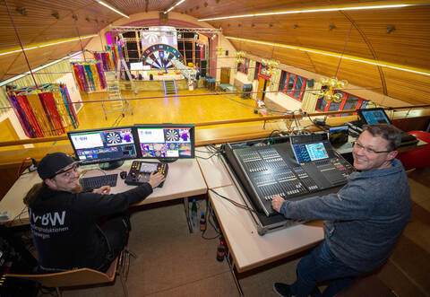 Er hatte am Regiepult alles im Griff: Tobias Stricker von TV-BW, der den Live-Stream vom Dartsturnier gemacht hat – hier am Tag vor dem Start.