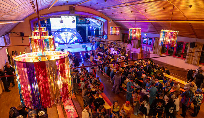 Eine volle Halle und ausgelassene Stimmung waren am Freitagabend in Kieselbronn bei der Darts-WM zu sehen. Darts Turnier Kieselbronn Stimmung