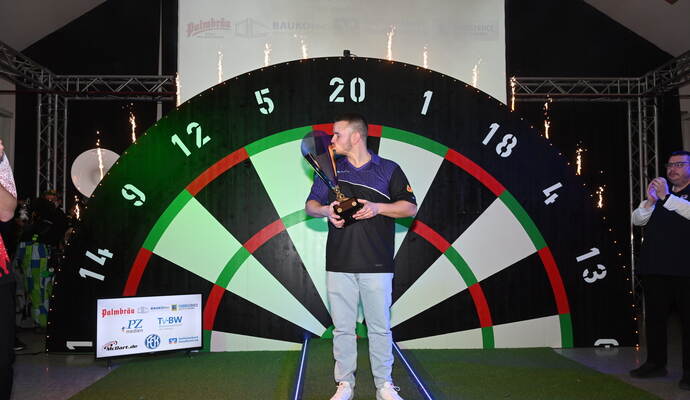Ein Schmatzer für den Pokal: Darts-Turnier-Sieger Chris "The Wiz" Wörner vom FC Kieselbronn. Ein Schmatzer für den Pokal: Darts-Turnier-Sieger Chris "The Wiz" Wörner vom FC Kieselbronn.