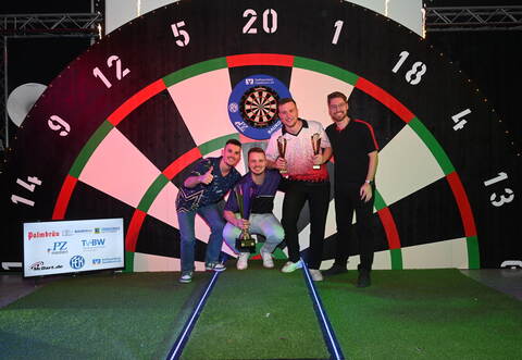 Der glückliche Sieger in der heimischen Halle: Chris Wörner vom FC Kieselbronn (Zweiter von links) und die anderen Halbfinalisten.