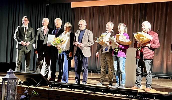 Björn Kornmüller und Ragnar Watteroth (Erster und Zwieter von links) ehren die Träger des Karlsbader Bürgerpreises 2025: Helmut Björn Kornmüller und Ragnar Watteroth (Erster und Zwieter von links) ehren die Träger des Karlsbader Bürgerpreises 2025: Helmut Kunz, Martina Rohnacher und Horst Brecht sowie Vertreter der Hospizvereins Karlsbad (von rechts).