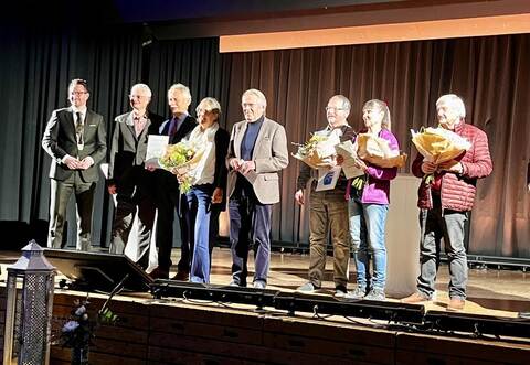 Björn Kornmüller und Ragnar Watteroth (Erster und Zwieter von links) ehren die Träger des Karlsbader Bürgerpreises 2025: Helmut Kunz, Martina Rohnacher und Horst Brecht sowie Vertreter der Hospizvereins Karlsbad (von rechts).