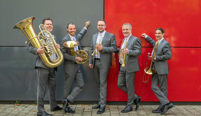 Zu den Musikern von CLASSIC BRASS zählen Roland Krem, Christian Fath, Zoltán Nagy, Jürgen Gröblehner und Szabolcs Mann-Horváth ( Zu den Musikern von CLASSIC BRASS zählen Roland Krem, Christian Fath, Zoltán Nagy, Jürgen Gröblehner und Szabolcs Mann-Horváth (von links).