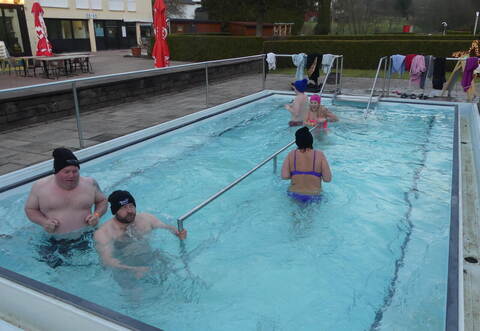 Ist das kalt hier: Gerade mal vier Grad hatte das Wasser im kleinen Becken beim Höfener Eisbaden.