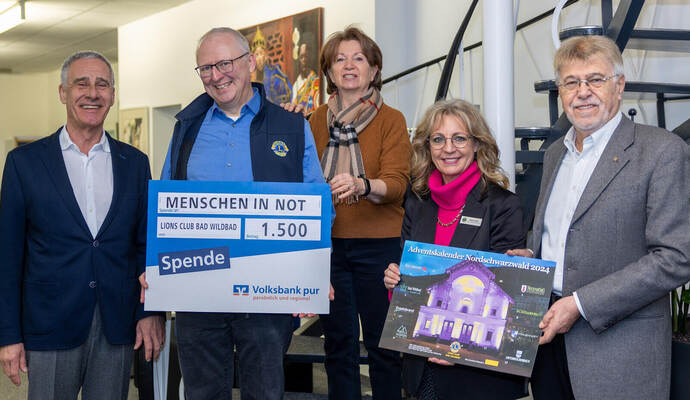 Lions Club-Präsident Eckard Sträßner, Zweite Vizepräsidentin Eva Greve und Vizepräsidentin Heidi Linder sowie Horst Hägele vom Orga-Team (von links) mit Thomas Satinsky, Vorsitzender von „Menschen in Not“ (links). Spende Lions Bad Wildbad Menschen in Not