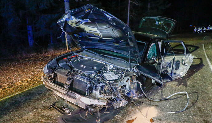 Die beteiligten Fahrzeuge sind allesamt so schwer beschädigt, dass sie abgeschleppt werden müssen. Die beteiligten Fahrzeuge sind allesamt so schwer beschädigt, dass sie abgeschleppt werden müssen.