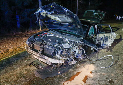 Die beteiligten Fahrzeuge sind allesamt so schwer beschädigt, dass sie abgeschleppt werden müssen.