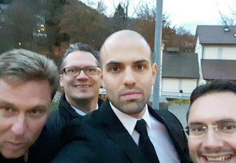 Die drei Söhne von Adi Blumenthal (von links), der älteste Andreas, dann Jörg, rechts Peter der jüngste, dazwischen steht Björn, der Sohn des Wildbaders Uli Blumenthal im Jahr 2015 unter dem Schild der nach ihrer Familie benannten Wegbezeichnung in der Bäderstadt.