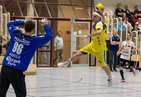Der Spieler Phil Burghardt (im gelben Trikot) zog sich schon kurz nach Beginn der Partie eine schwere Beinverletzung zu und musste ins Krankenhaus gebracht werden.