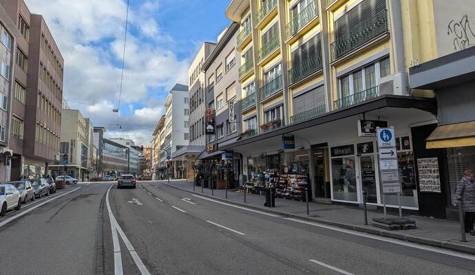 Zwangslösung für den größten Zankapfel auf der Zerrennerstraße: Weil hier die Rechtsabbiegespur für Busse bald wegen der Großbaustelle für das Sozialrathaus jahrelang wegfällt, wird auf der einen Spur, die übrigbleibt, bis auf Weiteres kein Linksabbiegen mehr Richtung Sedanplatz möglich sein.