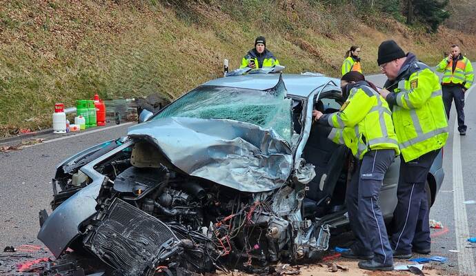 Erst vor rund einer Woche ist es auf der B294 zwischen Neuenbürg und Eyachbrücke zu einem tödlichen Unfall gekommen. Nun führte die Polizei Geschwindigkeitsmessungen durch.