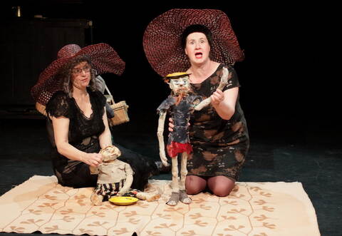 Zwei skurrile Damen führen durch das Stück Don Quijote.