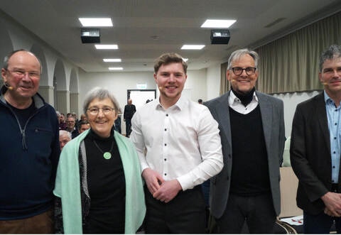 Moderator Lothar Frick (ehemaliger Direktor der Landeszentrale für politische Bildung BW, von links), Stefanie Seemann (Landtagsabgeordnete der Grünen), Nico Gunzelmann (CDU-Gemeinderat in Wiernsheim und Bürgermeister-Stellvertreter), Allgemeinmediziner Gerd Rüßmann (FDP-Kreistagsmitglied) und der Wiernsheimer Bürgermeister Matthias Enz, der für die SPD im Kreistag sitzt, haben eine spannende und emotionale Podiumsdiskussion in Knittlingen erlebt.