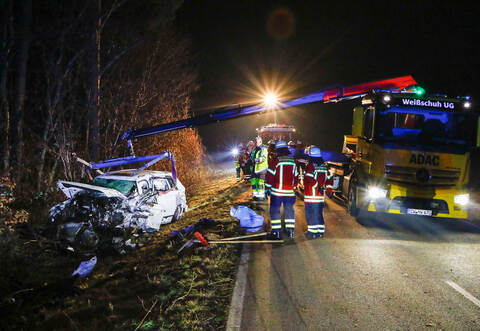 Die Straße war für den Zeitraum der Bergungsarbeiten gesperrt.