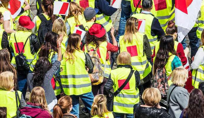Streik (menschen streiken in Stadt )