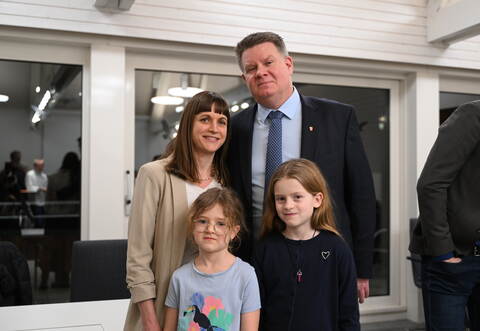 Glücklicher Wahlsieger in Ispringen: Thomas Zeilmeier mit seiner Frau Selina und den Töchtern Jana und Lily.