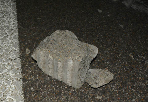 Steinwurf auf Autobahn