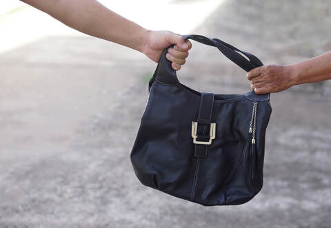 Der Täter flüchtete mit der Handtasche durch den Durchgang zum Norma-Markt, so die Polizei.