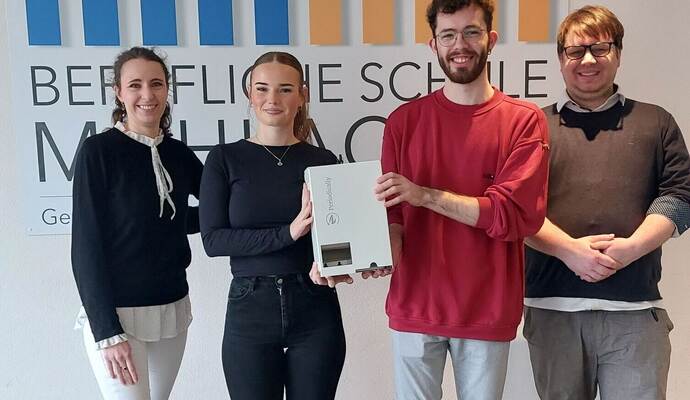 Freuen sich über den neuen Automaten für kostenfreie Menstruationsartikel an der Beruflichen Schule Mühlacker: (von links) SMV-Verbindungslehrerin Yasemin Leier, Schülersprecherin Annemarie Kusin sowie Léon Maier und Tim Sottona vom Präventionsnetzwerk Enzkreis. Freuen sich über den neuen Automaten für kostenfreie Menstruationsartikel an der Beruflichen Schule Mühlacker: (von links) SMV-Verbindungslehrerin Yasemin Leier, Schülersprecherin Annemarie Kusin sowie Léon Maier und Tim Sottona vom Präventionsnetzwerk Enzkreis.