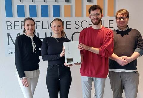 Freuen sich über den neuen Automaten für kostenfreie Menstruationsartikel an der Beruflichen Schule Mühlacker: (von links) SMV-Verbindungslehrerin Yasemin Leier, Schülersprecherin Annemarie Kusin sowie Léon Maier und Tim Sottona vom Präventionsnetzwerk Enzkreis.