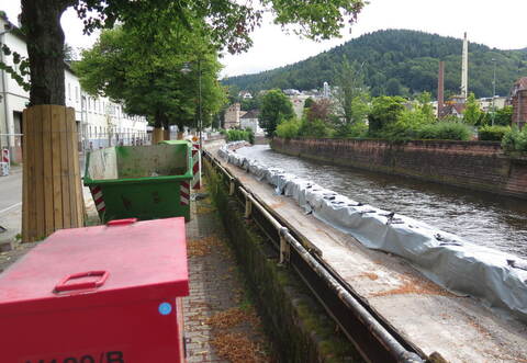Hier könnte man entlang der Enz schön spazieren gehen, wäre da nicht die seitMonaten verwaiste Baustelle an der Wildbader Straße.