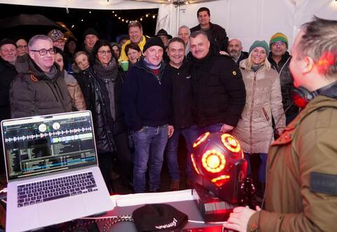 Beste Stimmung trotz Regen: Steffen Henne (rechts) vom DJ-Team „T.A.S.H.“ heizt den Gästen der Winterlounge mächtig ein.