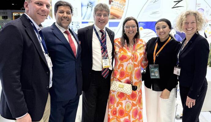 Ralph Dittes (Geschäftsführer Dentaurum), Hassan Ghonim (GF MH GroupÄgypten), Mark Stephen Pace, Petra Pace, Noha Ghonim (Kieferorthopädin) und Claudia Stöhrle (Geschäftsführerin Dentaurum).