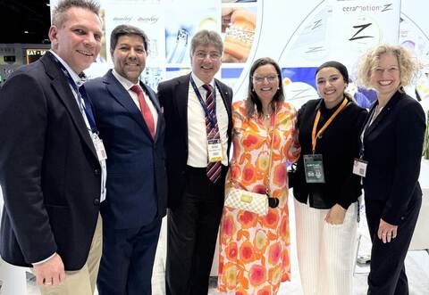 Ralph Dittes (Geschäftsführer Dentaurum), Hassan Ghonim (GF MH GroupÄgypten), Mark Stephen Pace, Petra Pace, Noha Ghonim (Kieferorthopädin) und Claudia Stöhrle (Geschäftsführerin Dentaurum).