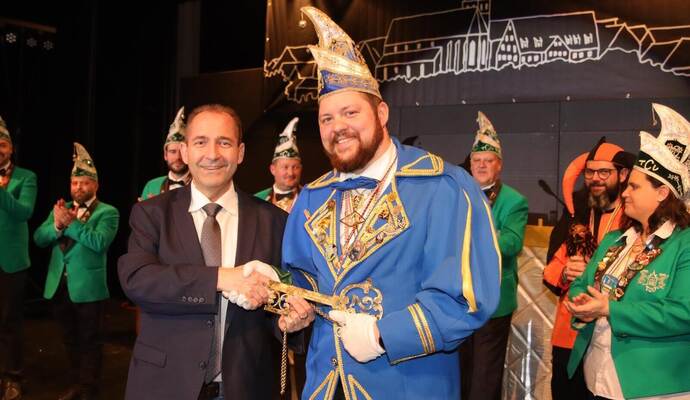 Höhepunkt des Abends war die Rathausschlüsselübergabe. Bürgermeister Frank Spottek stellte sich tapfer dem unvermeidlichen närrischen Machtwechsel und übergab den Rathausschlüssel an den 53. Schmellenprinz Philip II.