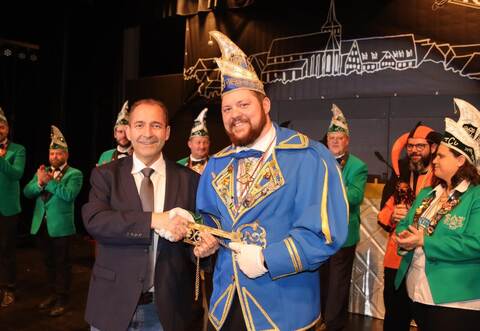 Höhepunkt des Abends war die Rathausschlüsselübergabe. Bürgermeister Frank Spottek stellte sich tapfer dem unvermeidlichen närrischen Machtwechsel und übergab den Rathausschlüssel an den 53. Schmellenprinz Philip II.