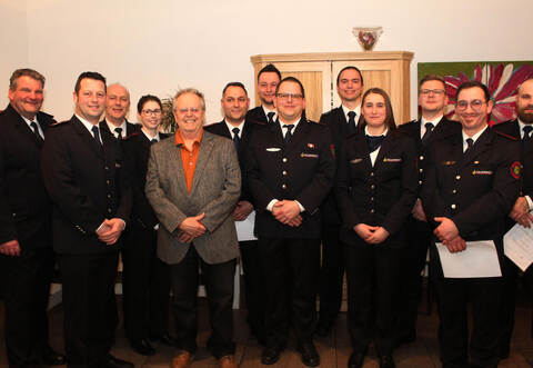 Über die Beförderungen bei der Ötisheimer Feuerwehr freuen sich: Kommandant Jochen Hörnle, sein bestätigter Stellvertreter Benjamin Kolb, der stellvertretende Kreisbrandmeister Manfred Wankmüller, vom Kreisfeuerwehrverband Julia Ludwig, Bürgermeister Werner Henle, Hauptlöschmeister Manuel Meinecke, Oberfeuerwehrmann Christian Bauer, Hauptlöschmeister Stefan Witt, Oberfeuerwehrmann Alexander Gegner, Oberfeuerwehrmann Lea Daiber, Löschmeister Philipp Wimmer, Oberfeuerwehrmann Pascal Rudolf und Hauptfeuerwehrmann Christian Gutjahr (von links).