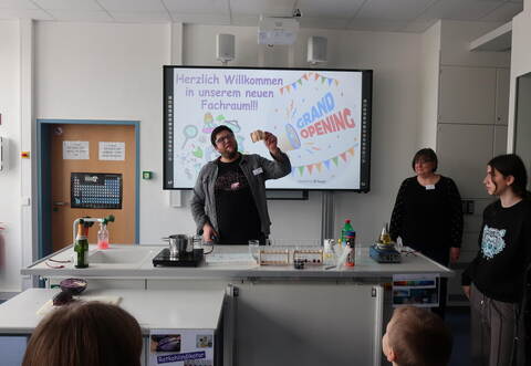 Dennis Becker, Chemiefachleiter der Ludwig Uhland Schule, zeigte, was man in den neuen Räumen alles machen kann. Warzecha