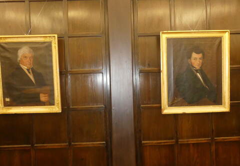 Im Sitzungssaal des Höfener Rathauses haben Portraits von Johann Jakob Krauth (links) und Johann Philipp Krauth (rechts) Platz gefunden.