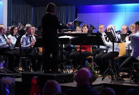 Weil die Bühne in der Ölbronner Gemeindehalle für mehr als 50 Musiker zu klein gewesen wäre, hat man angebaut. Geleitet wird das große Orchester abwechselnd von Cornelia Schmid und Matthias May.