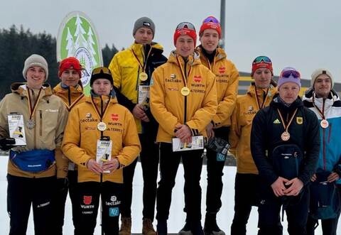 Tim Nechwatal (Vierter von rechts) vom WSV Schömberg steht mit der Staffel ganz oben auf dem Treppchen der deutschen Nachwuchs-Meisterschaft.