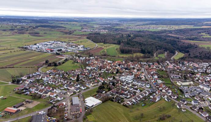 Blick über Tiefenbronn hinweg in Richtung der Ortsteile Mühlhausen und Lehningen. Tiefenbronn Luftbild