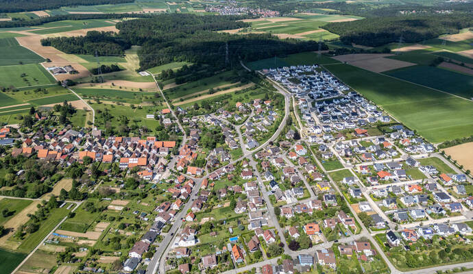 Wiernsheims Teilgemeinde Serres wuchs durch die Neubaugebiete Kohlplatte I, II und III (rechts im Bild) in den vergangenen Jahre Serres Luftbild
