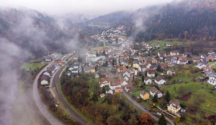Der Blick auf Unterreichenbach aus der Luft. Unterreichenbach Ortsportrait