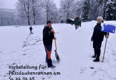 Auf dem Sommerberg werden von fleißigen Helfern der Skizunft Schneedepots angelegt.